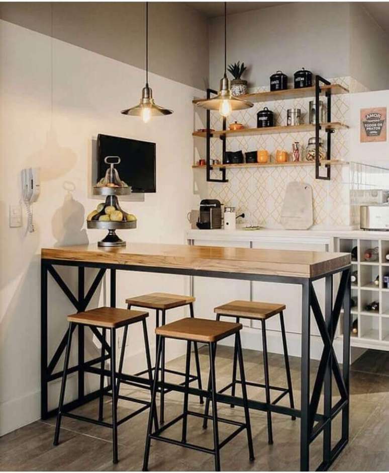 49. Decoração estilo industrial simples para cozinha com balcão de madeira – Foto: Pinterest