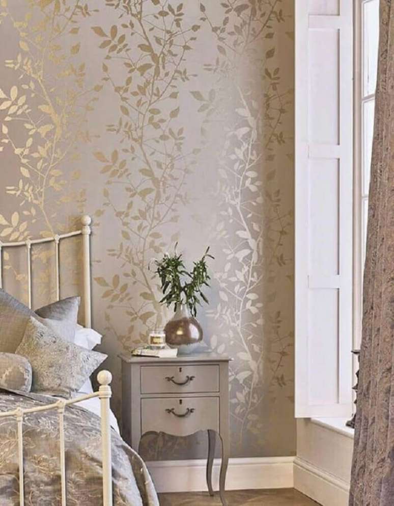 20. Decora&ccedil;&atilde;o com papel de parede para quarto feminino com acabamento metalizado &ndash; Foto: Casa de Valentina
