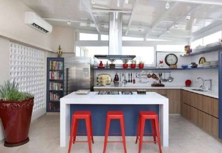 1. Banquetas vermelhas para decoração de cozinha com balcão no meio – Foto: GF Projetos