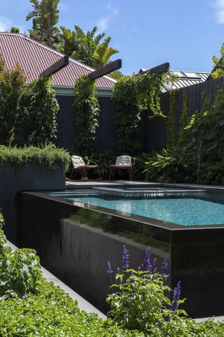41. Piscina elevada preta com decoração de jardim – Foto Neil Architecture – Project Archive – Design & Interiors