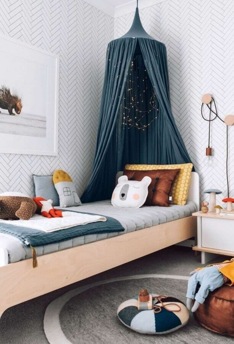 55. Papel de parede para quarto feminino infantil decorado com cama de madeira e dossel &ndash; Foto: Mommo Design