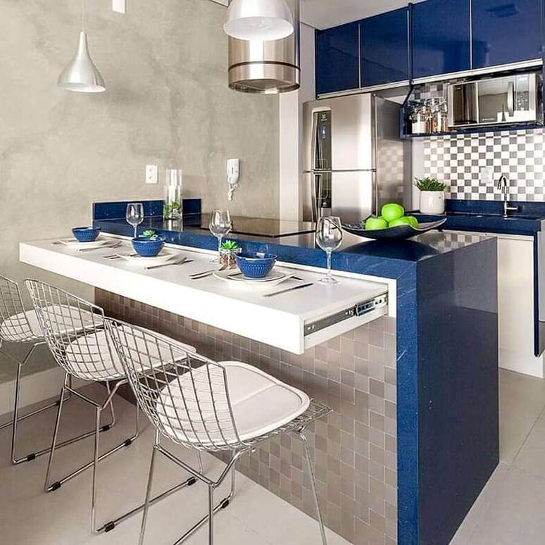 14. Decoração de cozinha pequena com balcão azul planejado – Foto: Pinterest