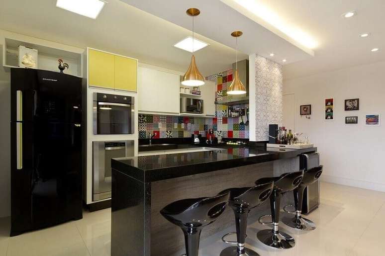 3. Cozinha americana com balcão preto decorada com revestimento colorido – Foto: Juliana Conforto Interiores