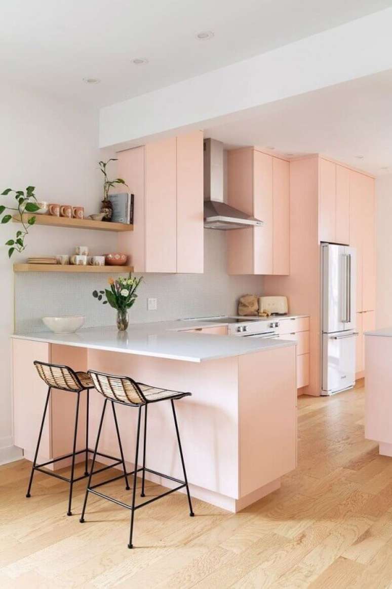29. Decoração clean para cozinha com balcão em L e armários cor de rosa claro – Foto: Apartment Therapy