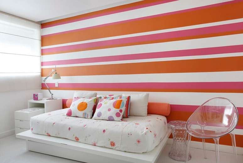 35. Decora&ccedil;&atilde;o simples para quarto feminino com papel de parede listrado na horizontal &ndash; Foto: Casa de Valentina