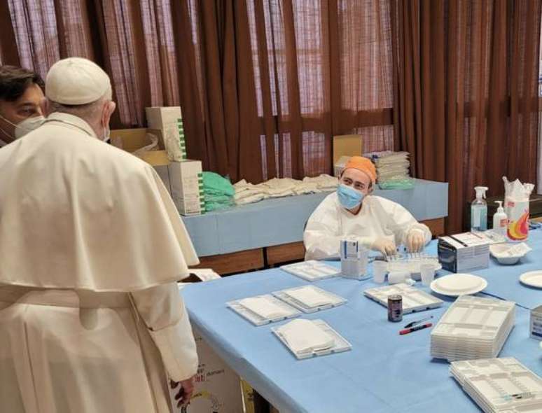Papa durante visita ao centro de vacinação no Vaticano