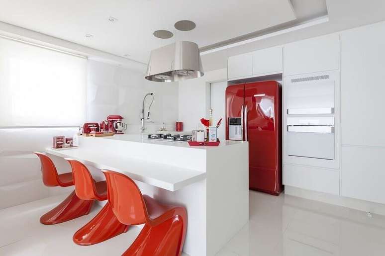 19. Decoração clean para balcão de cozinha com banquetas vermelhas – Foto: Pinterest