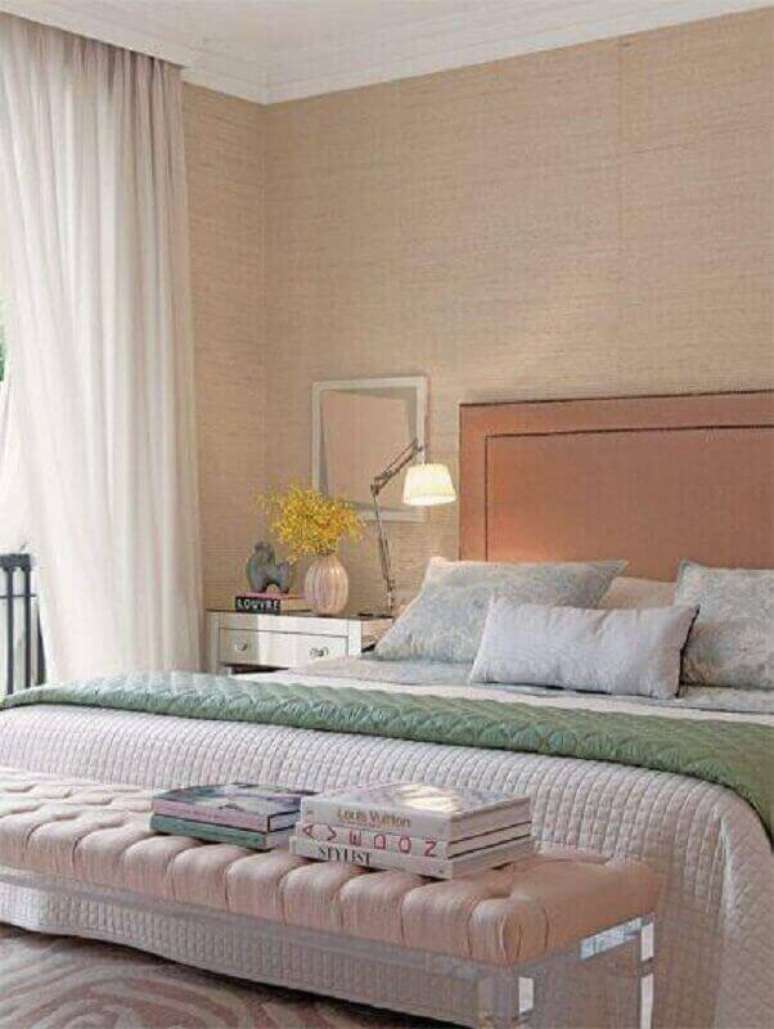 51. Papel de parede para quarto feminino decorado em cores neutras &ndash; Foto: Simples Decora&ccedil;&atilde;o