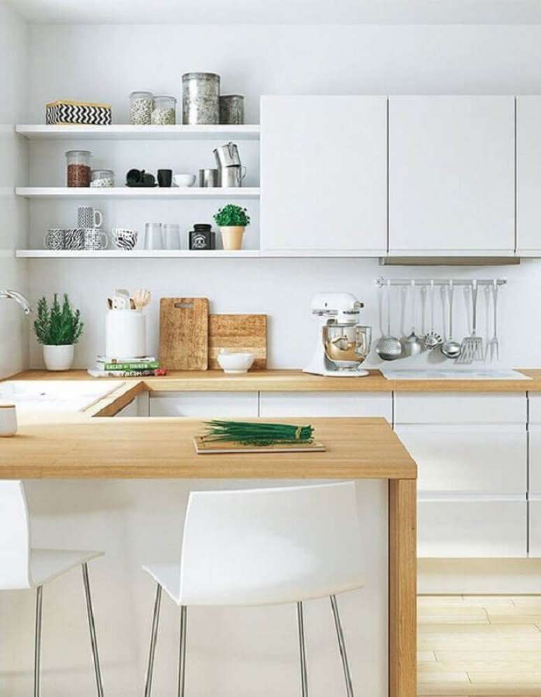 8. Decora&ccedil;&atilde;o clean para cozinha com balc&atilde;o de madeira e arm&aacute;rios brancos &ndash; Foto: Elle D&eacute;coration