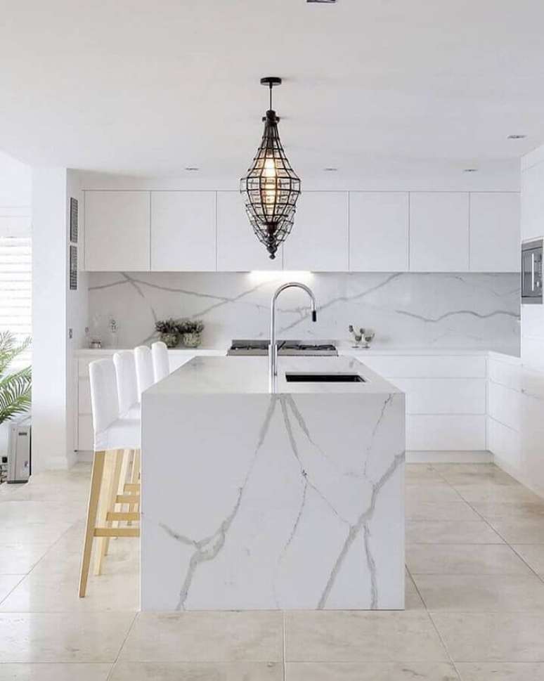 55. Decoração sofisticada para cozinha com balcão de mármore branco – Foto: Vadara Quartz Surfaces