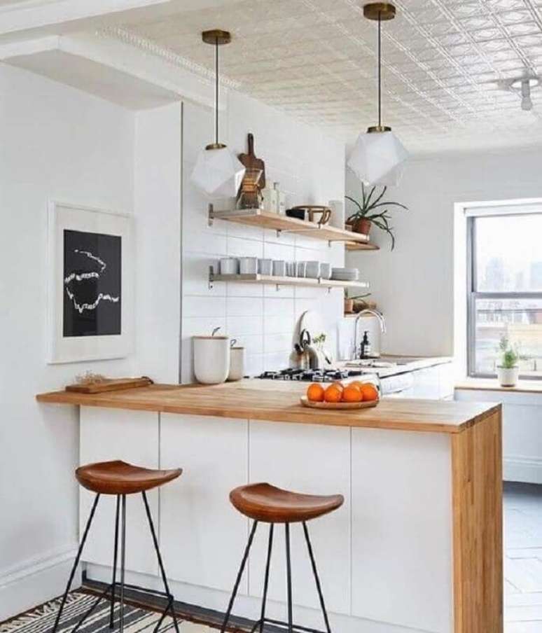 18. Decoração simples para cozinha com balcão de madeira – Foto: Apartment Therapy