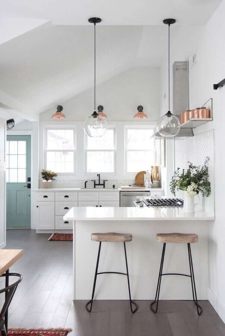 2. Decoração clean para cozinha branca planejada com balcão em U – Foto: Copeland + Co. Interiors