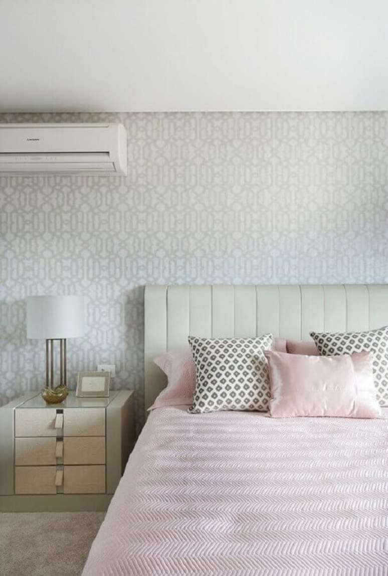 12. Decora&ccedil;&atilde;o clean com papel de parede para quarto feminino branco &ndash; Foto: Hist&oacute;rias de Casa