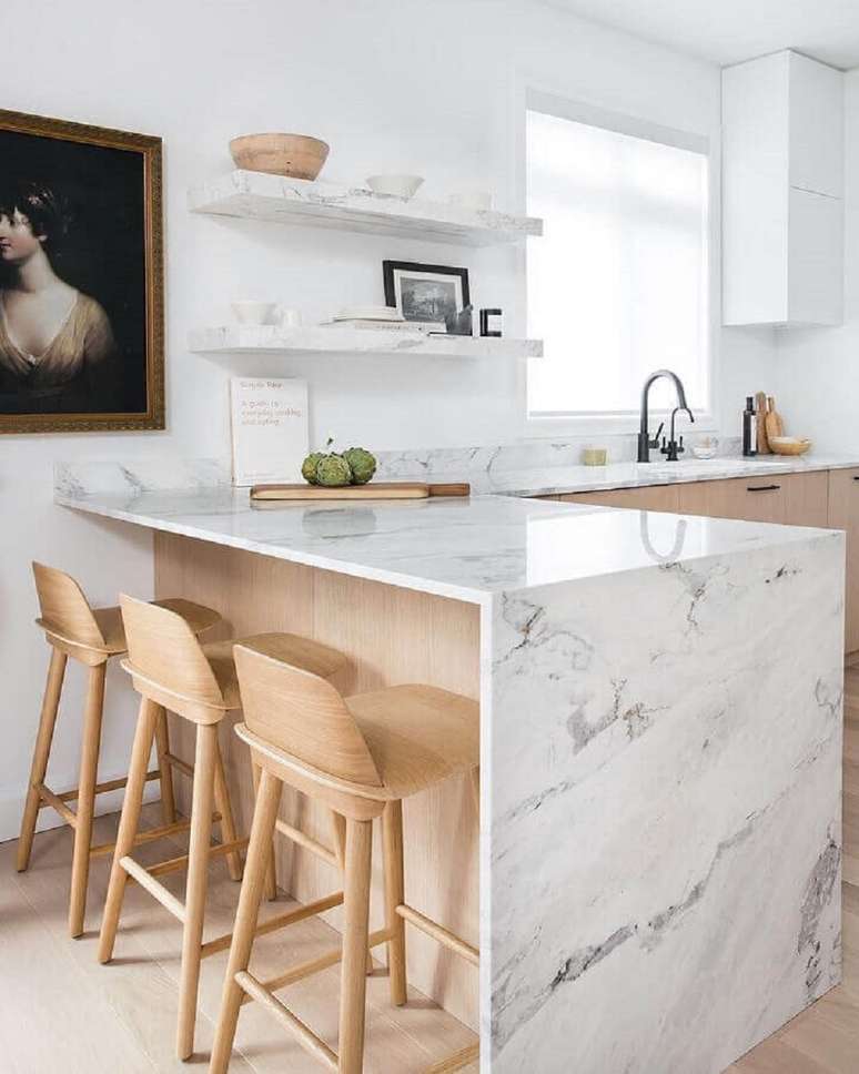 26. Decoração clean para cozinha com balcão de mármore – Foto: Apartment Therapy