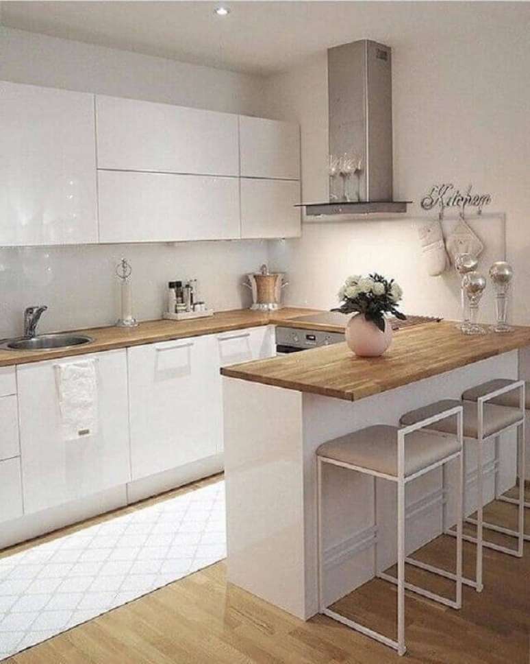 30. Decoração de cozinha branca com balcão de madeira – Foto: Pinterest