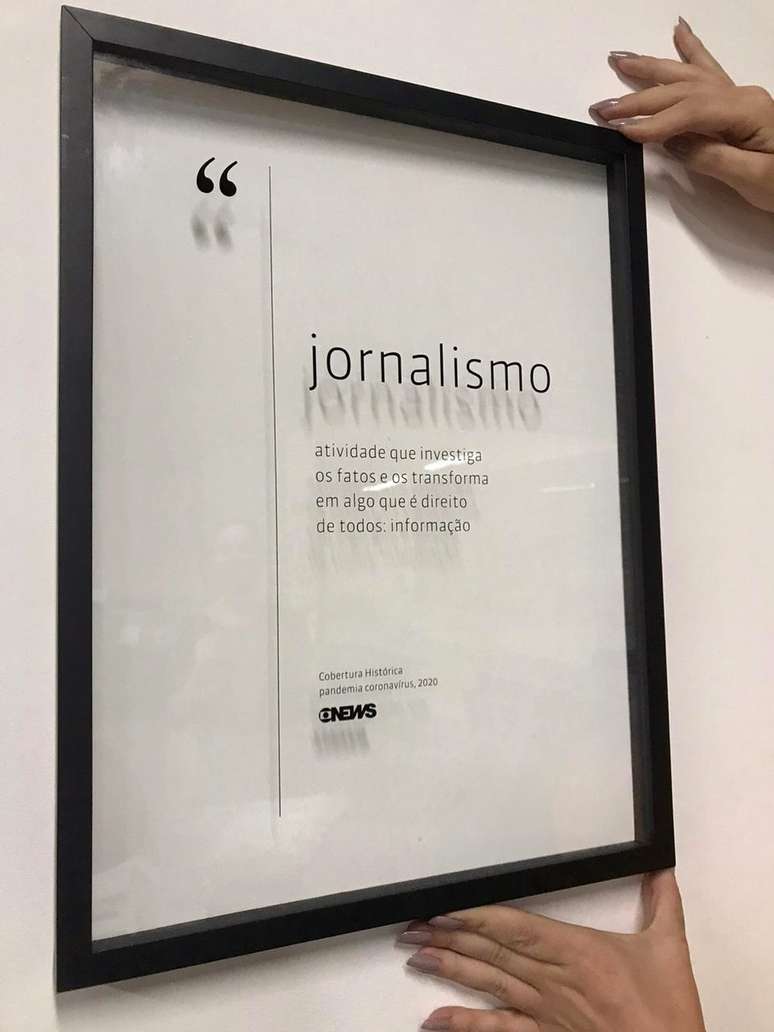 O quadro presenteado pela direção da GloboNews já foi exibido com orgulho por vários jornalistas atuantes na cobertura da pandemia