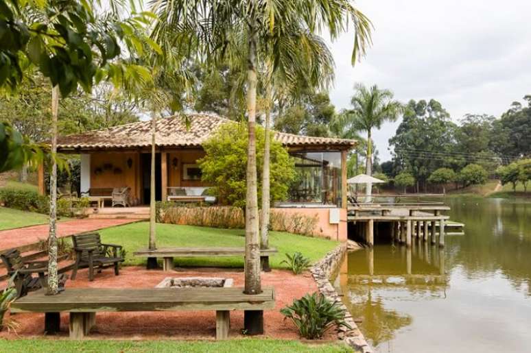 72. Casa de fazenda estruturada em frente ao lago. Fonte: Pinterest