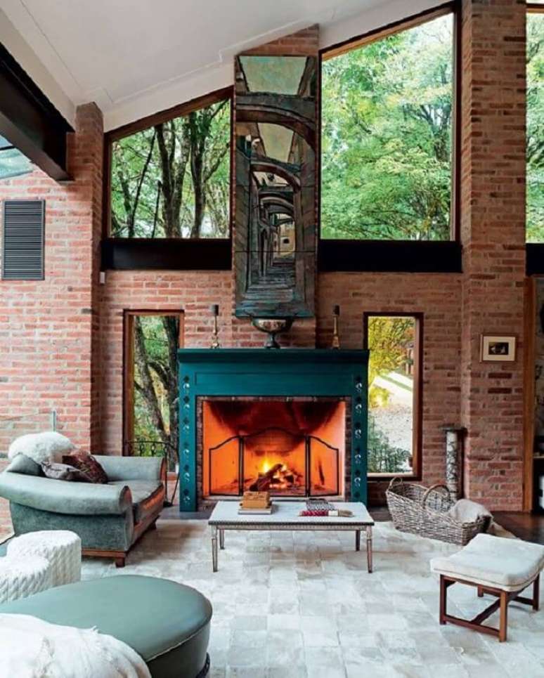 71. Casa de fazenda de tijolinhos em meio &agrave; floresta. Fonte: Pinterest