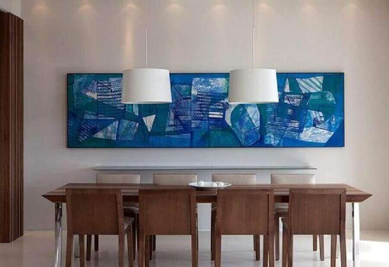 35. Quadro grande azul para decoração de sala de jantar com cadeiras de madeira – Foto: Patrícia Martinez Arquitetura