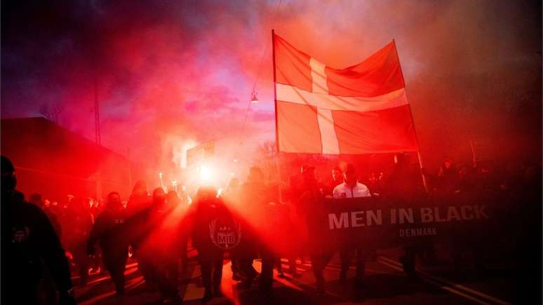 Centenas de pessoas protestaram contra as restrições no início deste mês