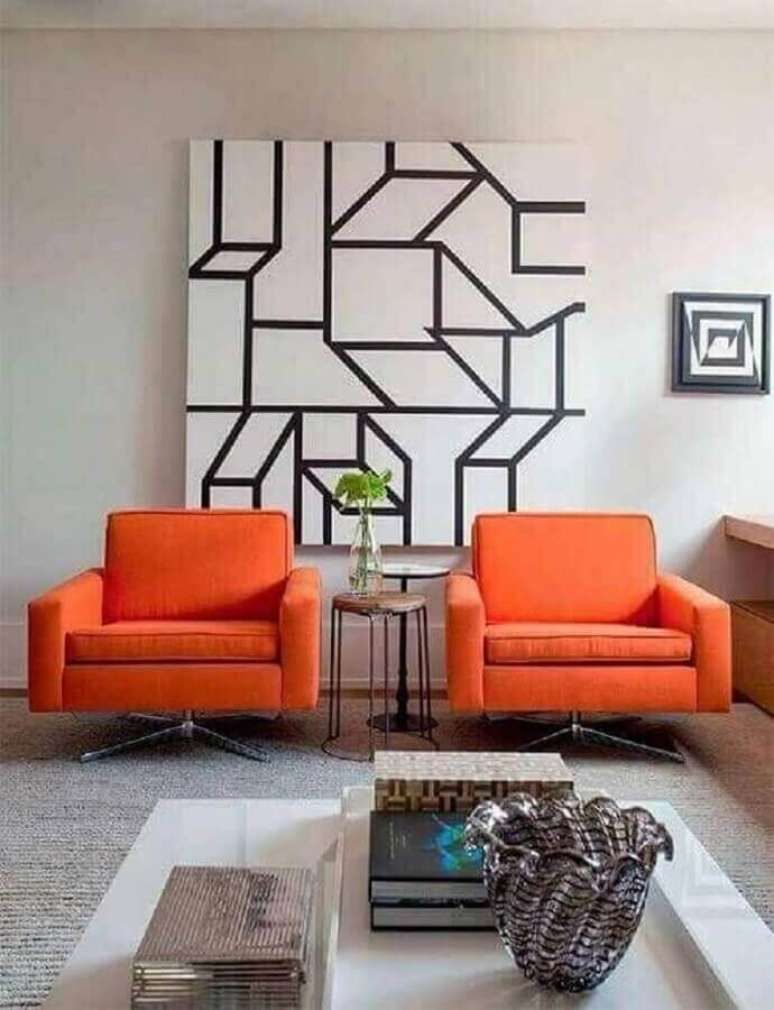 55. Decoração de sala de estar com poltrona laranja e quadro abstrato grande – Foto: Pinterest