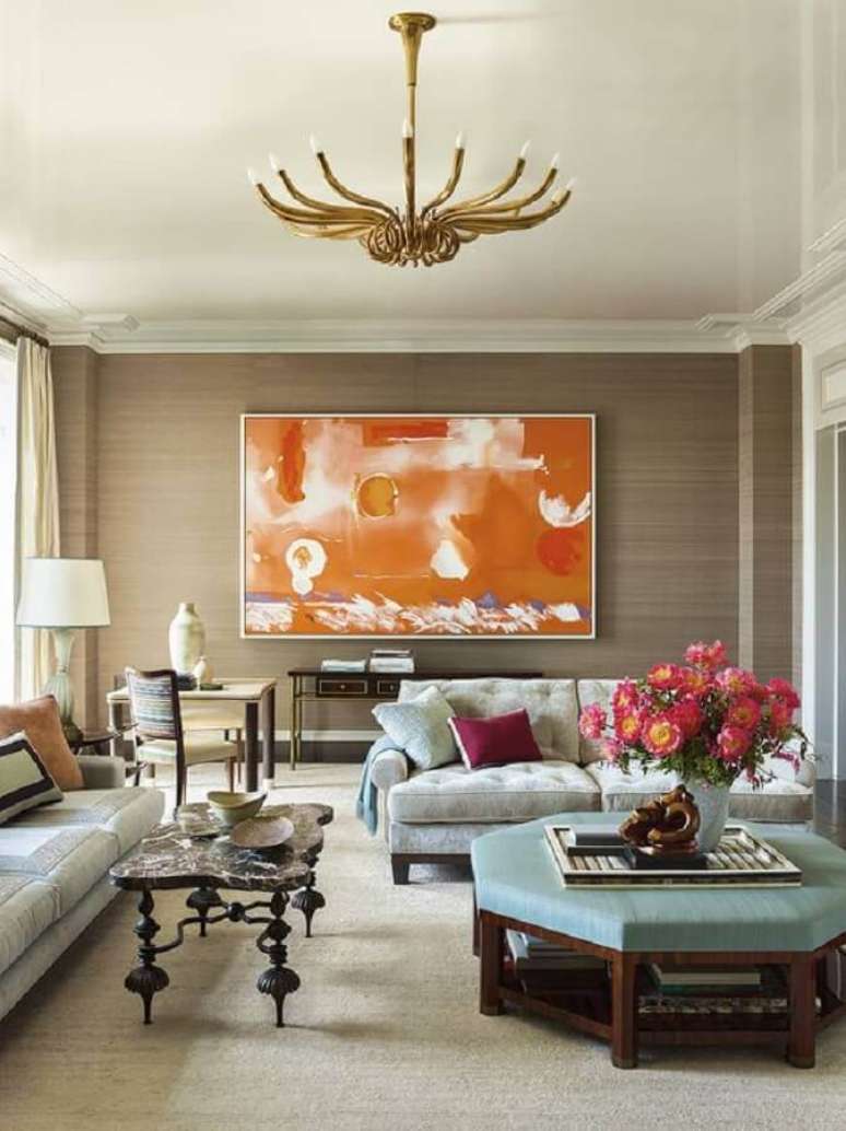 42. Quadro grande para sala de estar decorada com estilo clássico – Foto: Galerie Magazine