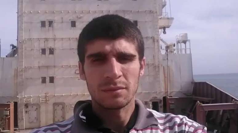 Preso dentro do navio, Aisha foi informado da morte de sua m&atilde;e