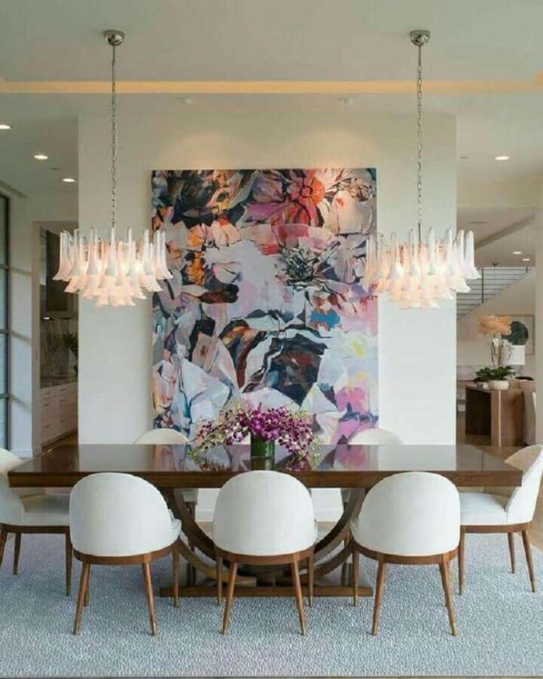 12. Decoração com lustre moderno e quadros grandes para sala de jantar – Foto: Pinterest
