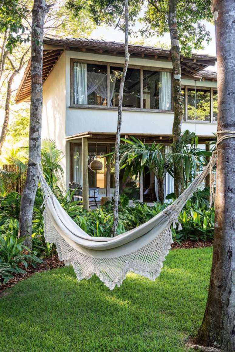 100. Casa da fazenda com jardim e rede &ndash; Foto Arquitetura e Construcao