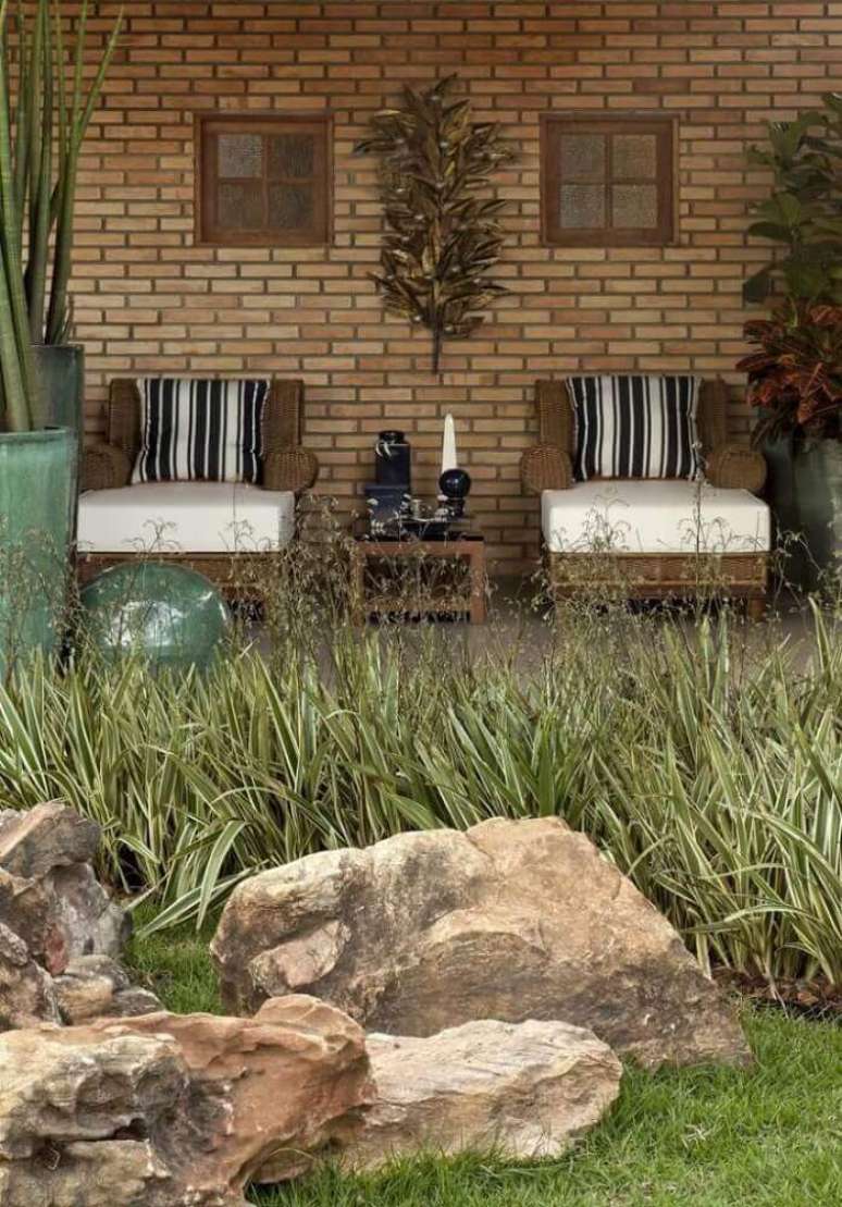 16. Invista em m&oacute;veis bonitos para a varanda da casa de fazenda tamb&eacute;m.