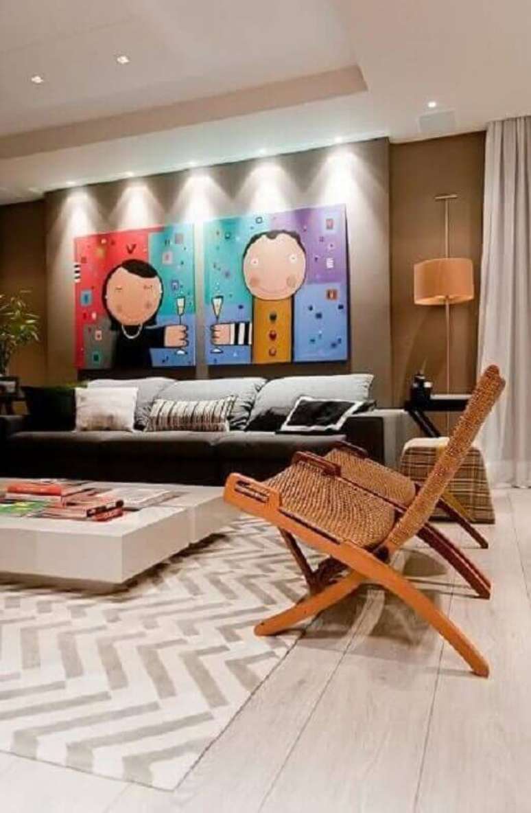 54. Quadro grande para sala de estar moderna decorada com poltronas de madeira – Foto: Pinterest