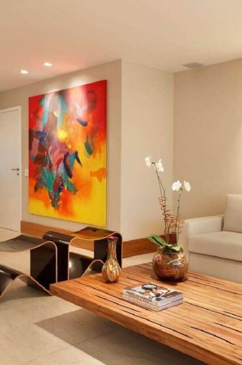 60. Sala de estar bege decorada com quadro grande colorida – Foto: Conexão Décor