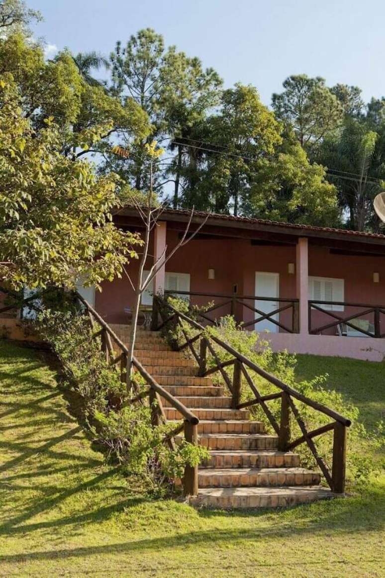 55. Fachada de casa de fazenda com escada.