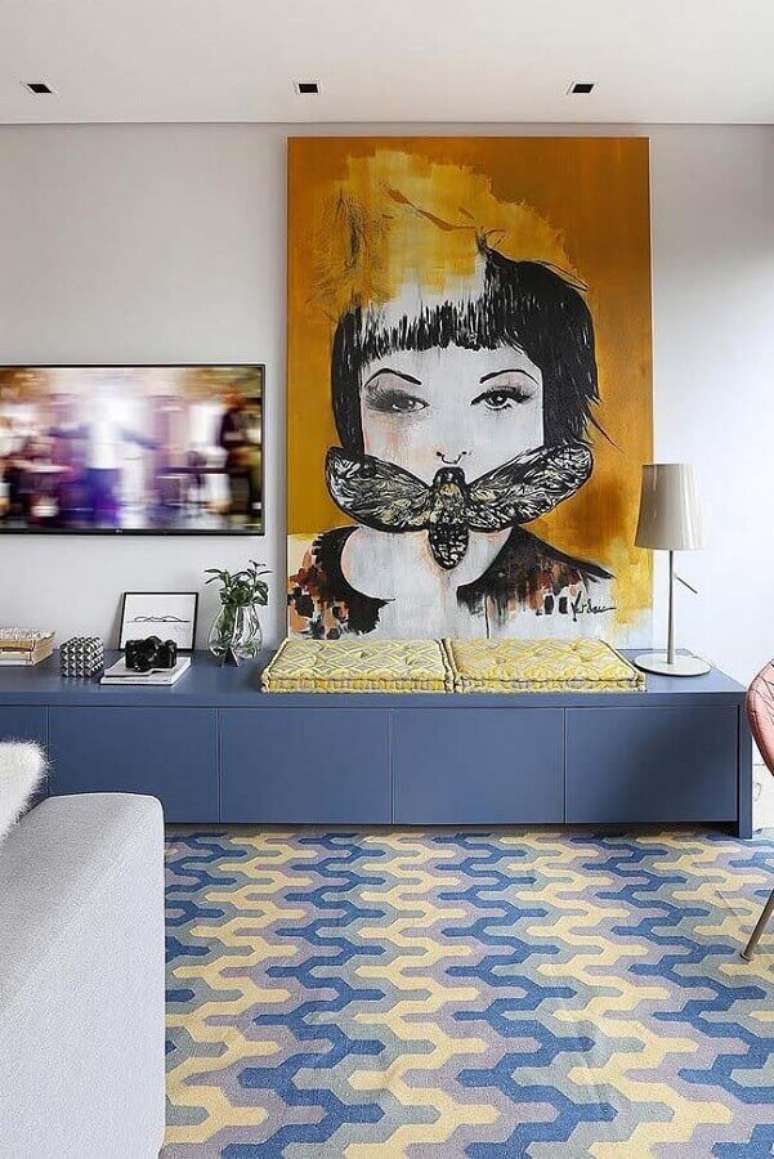 30. Quadro grande apoiado em rack azul para decoração de sala de TV – Foto: Architecture Art Designs