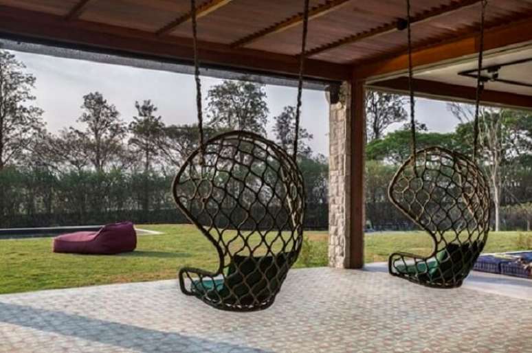 59. Aproveite o espa&ccedil;o da varanda da casa de fazenda e inclua balan&ccedil;os. Fonte: Casa Vogue