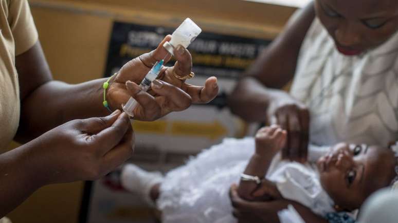 Vacinação contra malária em Gana; imunizante produzido em Oxford parece ter eficácia maior do que os anteriores