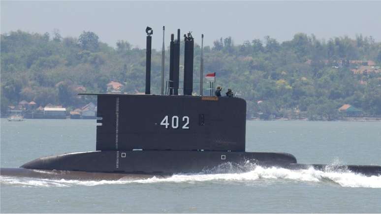 A marinha da Indonésia está correndo contra o tempo para encontrar o KRI Nanggala-402, retratado aqui em uma imagem de arquivo