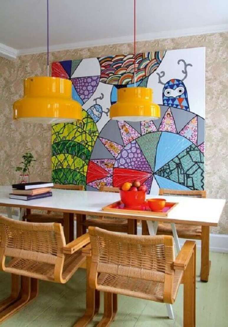 15. Quadro grande colorido para decoração de sala de jantar com cadeiras de madeira – Foto: Homify