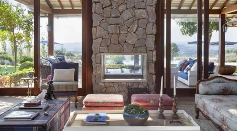 88. Lareira com estrutura de pedra encanta a decora&ccedil;&atilde;o dessa casa de fazenda. Fonte: Pinterest