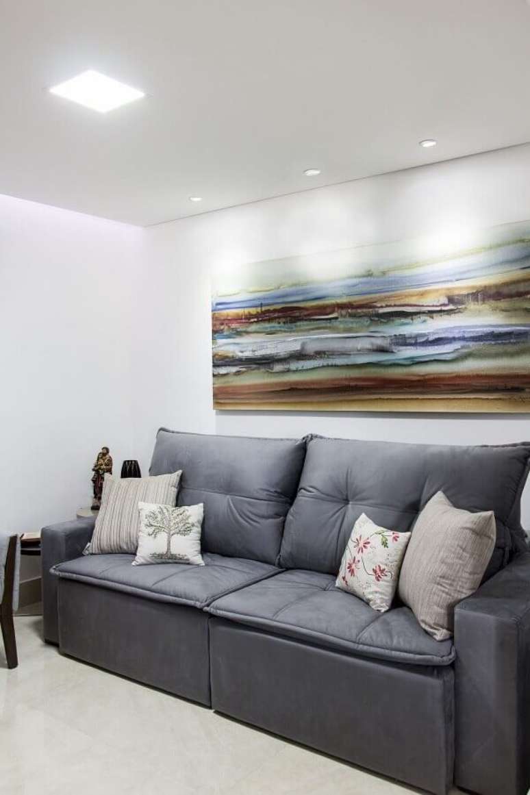 24. Decoração simples com quadro grande para sala de estar – Foto: Isabela Basques