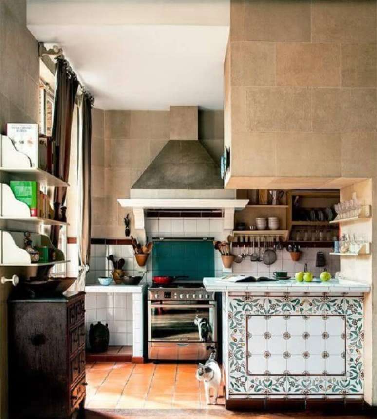 77. Cozinha com decora&ccedil;&atilde;o r&uacute;stica e azulejos retr&ocirc;. Fonte: Pinterest