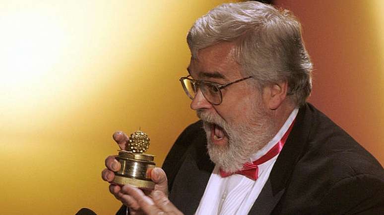 John JB Wilson, cocriador do Framboesa de Ouro, ostenta a estatueta da premiação