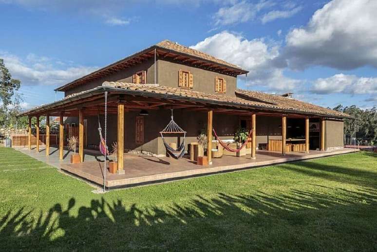 23. As casas de fazenda antigas costumam ter varandas bem espa&ccedil;osas.