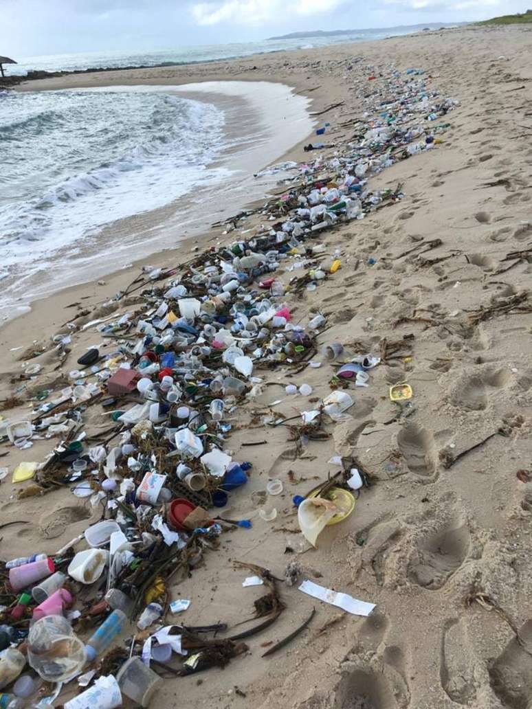Lixo urbano, de chinelos a seringas descartáveis, foram levados pelo mar à faixa de areia de praias badaladas do Rio Grande do Norte e da Paraíba