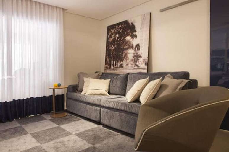 25. Decoração simples para sala de estar com quadro grande – Foto: Carolina Vilela