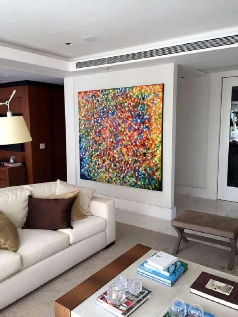 44. Quadro grande colorido para decoração de sala com sofá branco – Foto: Elo7