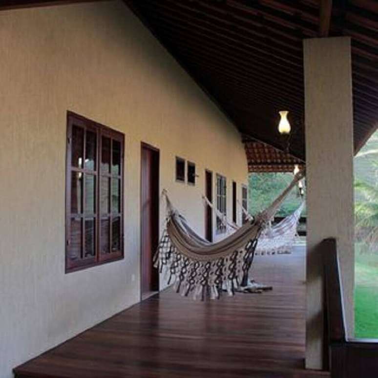 45. Utilize redes para deixar a sua varanda da casa de fazenda ainda mais confort&aacute;vel