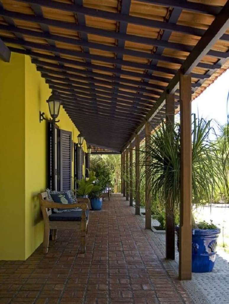 92. Terra&ccedil;o extenso com bancos de madeira acomodam diversas pessoas no ambiente. Fonte: Pinterest