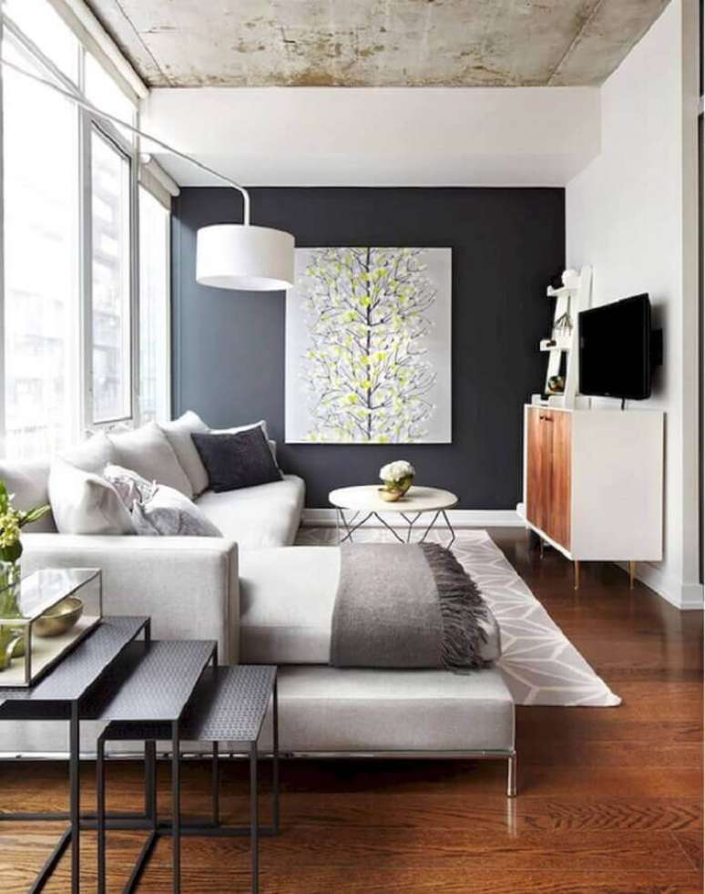 39. Quadro grande para sala de estar cinza e branca decorada com sofá com chaise – Foto: Pinterest