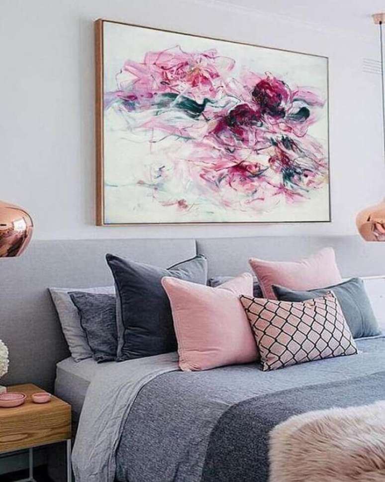 9. Decoração com quadro grande para quarto cinza e rosa – Foto: Pinterest